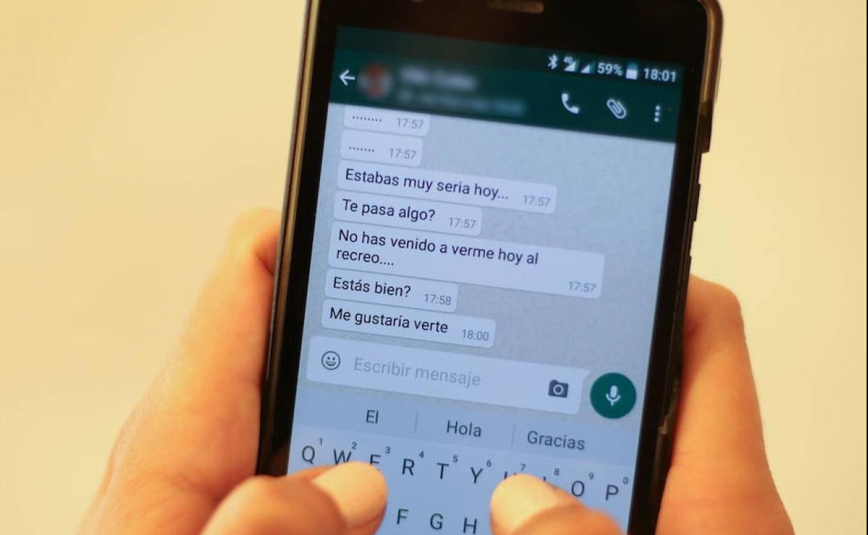 Simulación de una conversación comprometida en whatsapp de una menor. 