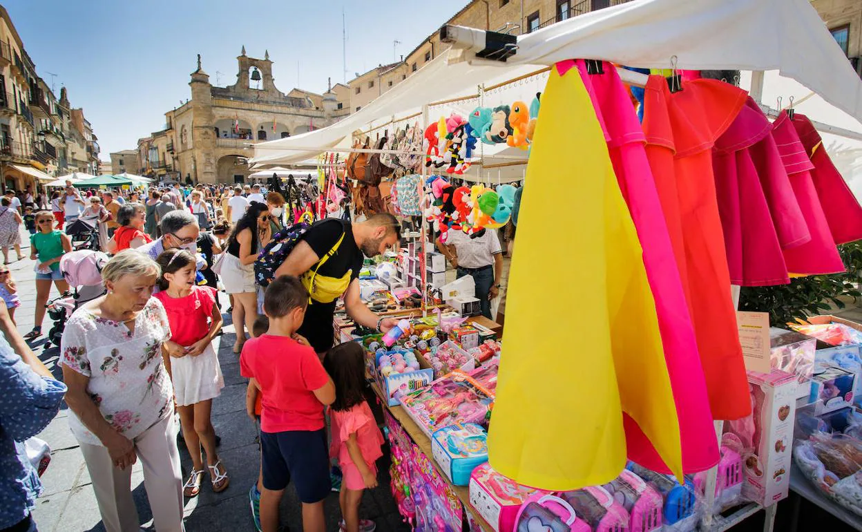 . Más de 170 puestos de comercio y artesanía llenan las calles en esta jornada festiva