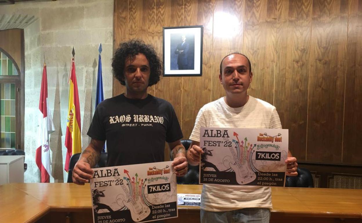 Víctor Durán y José García, con el cartel del festival. 