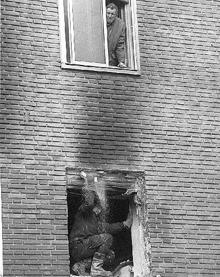 Imagen secundaria 2 - Interior del piso del Cuatro de Marzo que estalló y un bombero durante el desescombro.