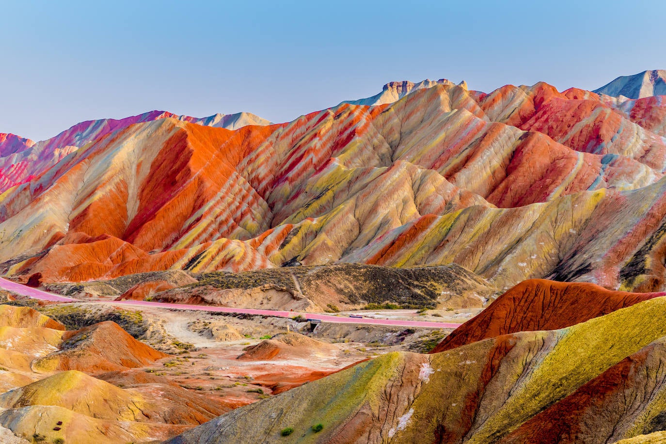 PARQUE GEOLÓGICO NACIONAL ZHANGYE DANXIA (CHINA) | Conocido por sus montañas de colores, fue votado por los medios de comunicación chinos como una de las más bellas formaciones geológicas del relieve en China. Declarado Patrimonio de la Humanidad en 2010, este parque nacional se encuentra en los condados Sunan y Linze de la ciudad-prefectura de Zhangye, en la Provincia de Gansu, al noroeste de la República Popular China.