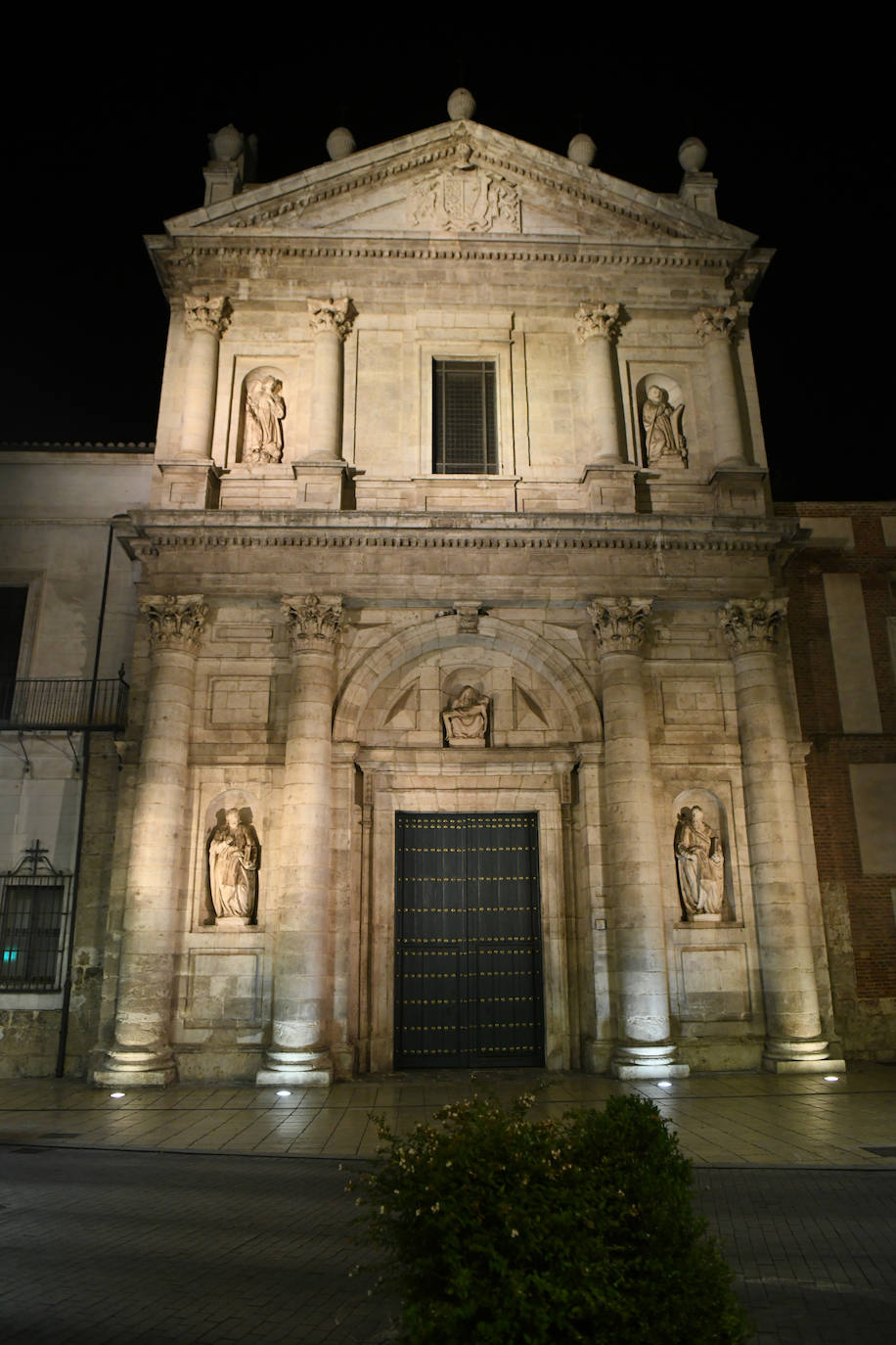 La iglesia de las Angustias, iluminada.