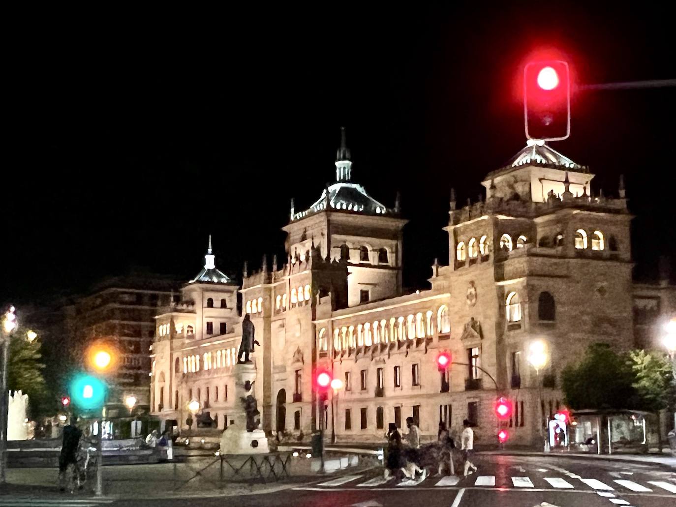 La Academia de Caballería, iluminada a pleno rendimiento antes de ser apagadas las luces ornamentales.