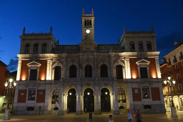 El Ayuntamiento de Valladolid una vez apagada este martes a las 22:00 horas la iluminación ornamental.