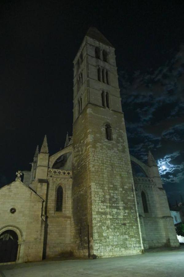 Iglesia de la Antigua sin su iluminación ornamental.