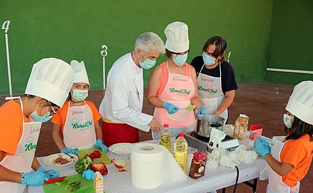 Fiestas en Herrera de Valdecañas: Con flores a la Virgen de los Remedios