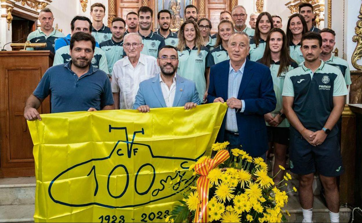 La plantilla y el presidente del Villarreal, ayer en la ofrenda floral a los patronos de la ciudad. 