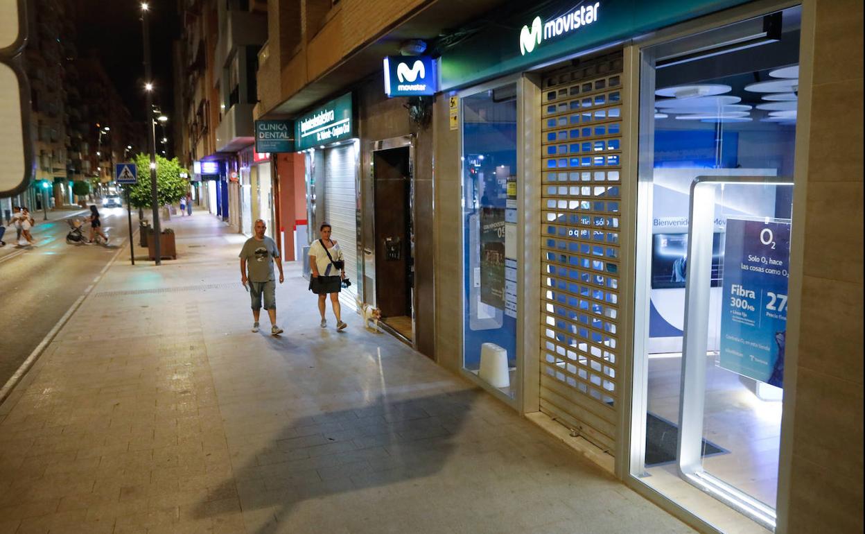 Escaparates iluminados de tiendas cerradas por la noche. 