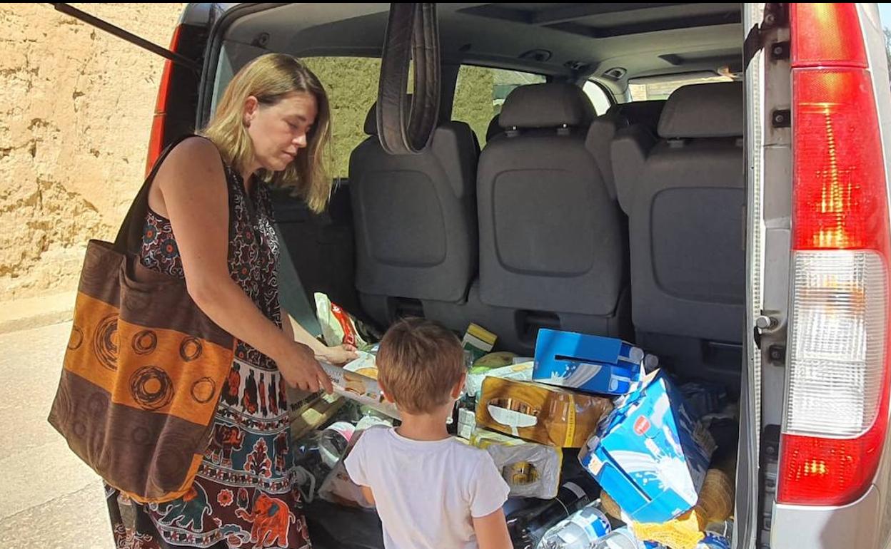 Ana Hernández descargando la compra recién hecha 