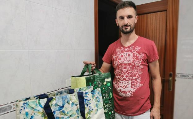 Jaime Olfos en su casa de Torrelobatón con las bolsas de la compra 