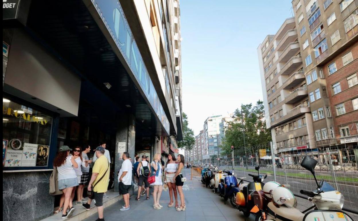 Colas para comprar una entrada en los cines Broadway de Valladolid. 