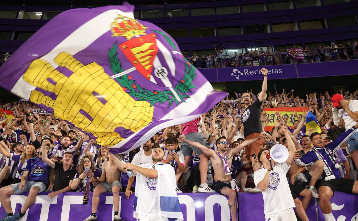 Weissman y Aguado celebran con la afición del Real Valladolid el ascenso a Primera División. 