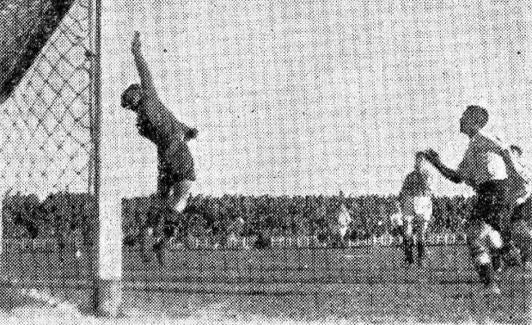 Chillida bloca un disparo de Sañudo, en el partido entre el Valladolid y la Real Sociedad. 