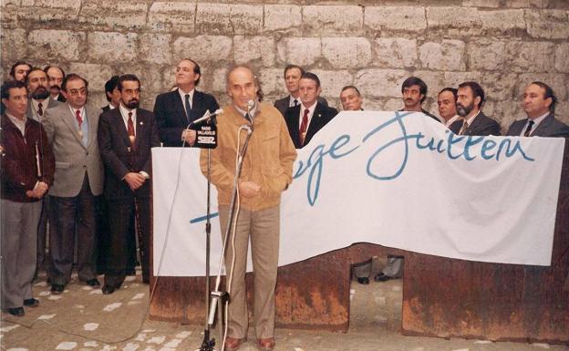 Chillida, durante la inauguración de la escultura en 1982. 