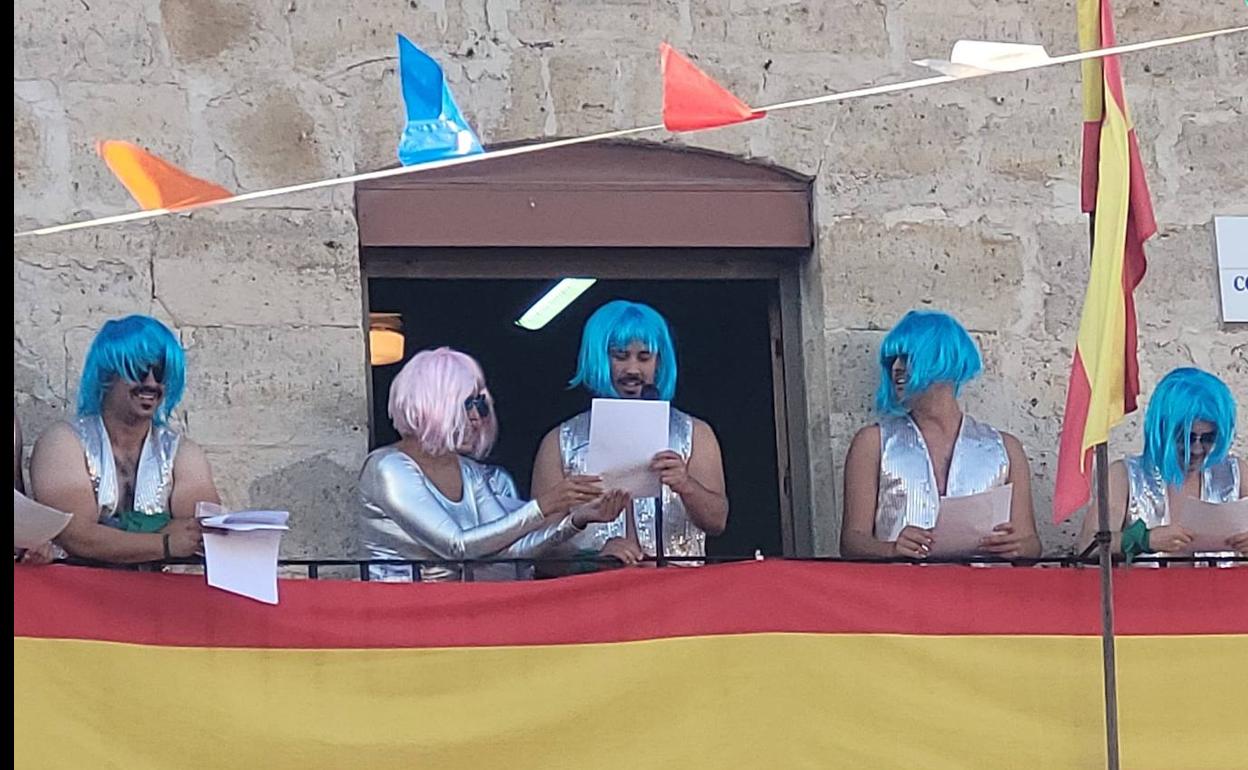 Miembros de la peña Los Kalamidades, durante el pregón de este sábado en Wamba.