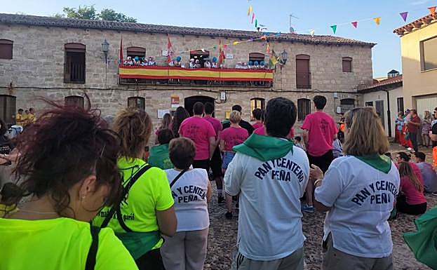 El público asiste al pregón en la plaza del ayuntamiento.