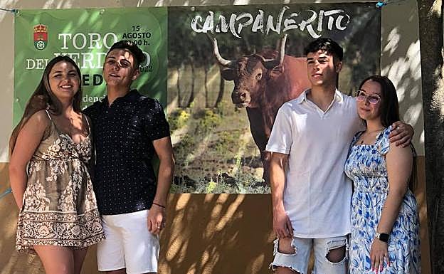 Los lagareros con el cartel del Toro del Verdejo.