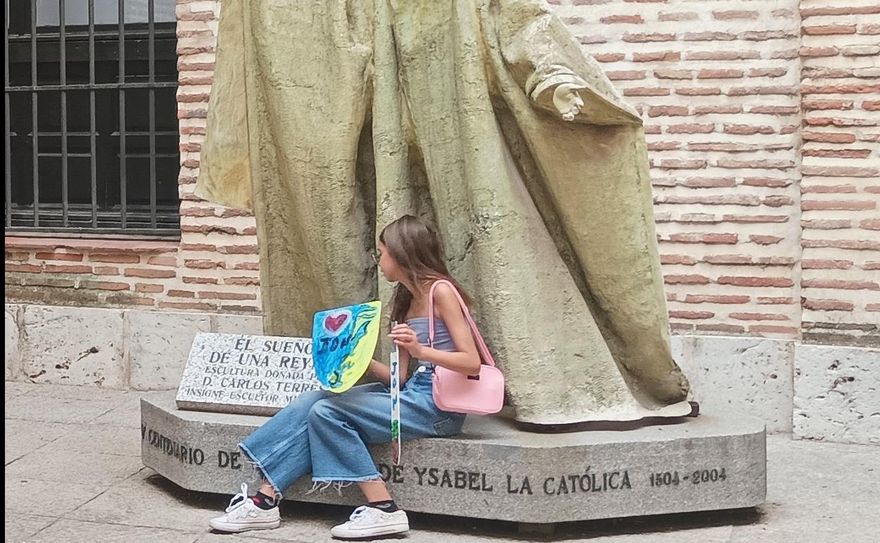 La Semana Renacentista calienta motores con talleres infantiles temáticos, como es la decoración de escudos y espadas de la época. 