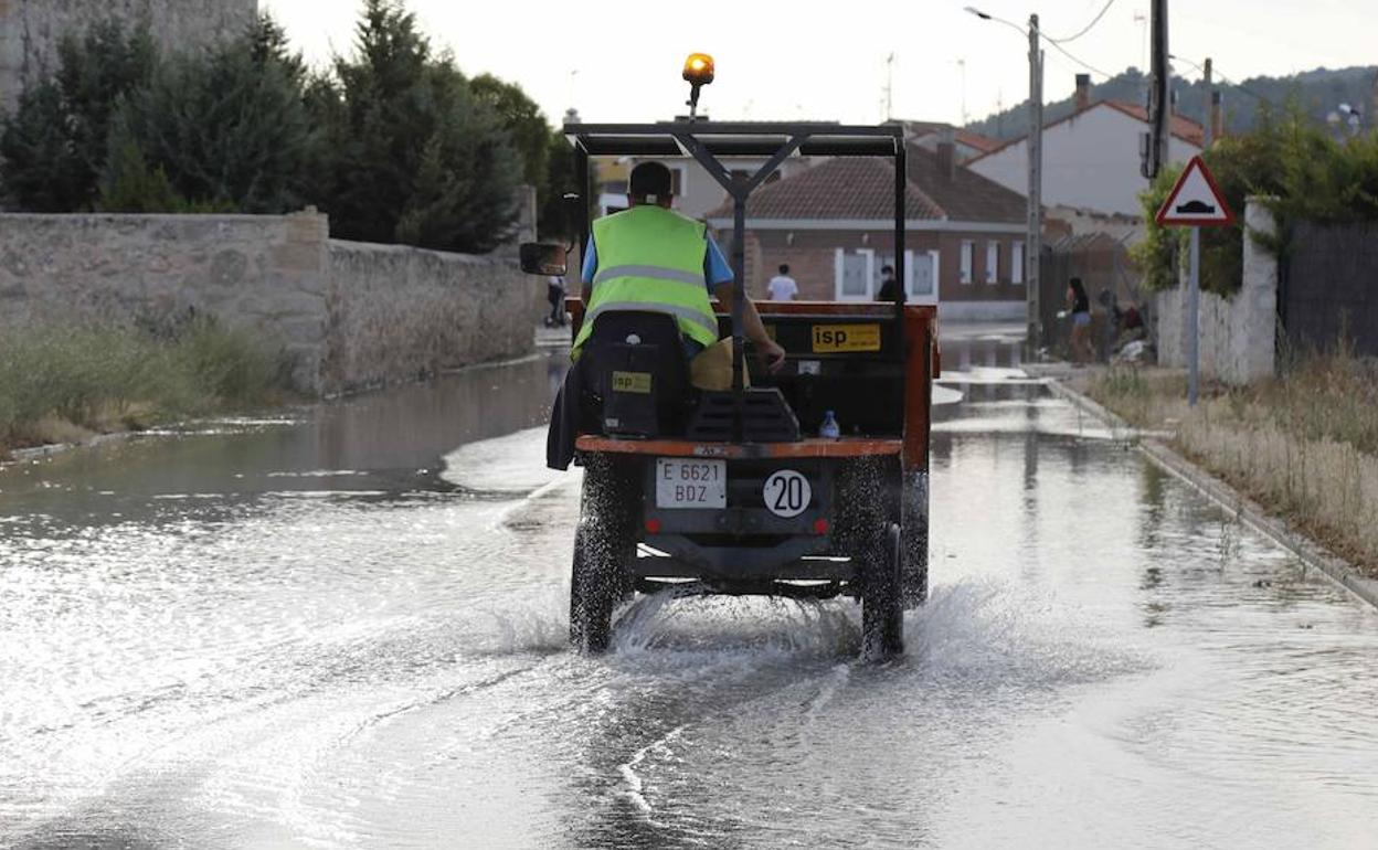 Travesía de la VP-3001 inundada en Valbuena de Duero. 