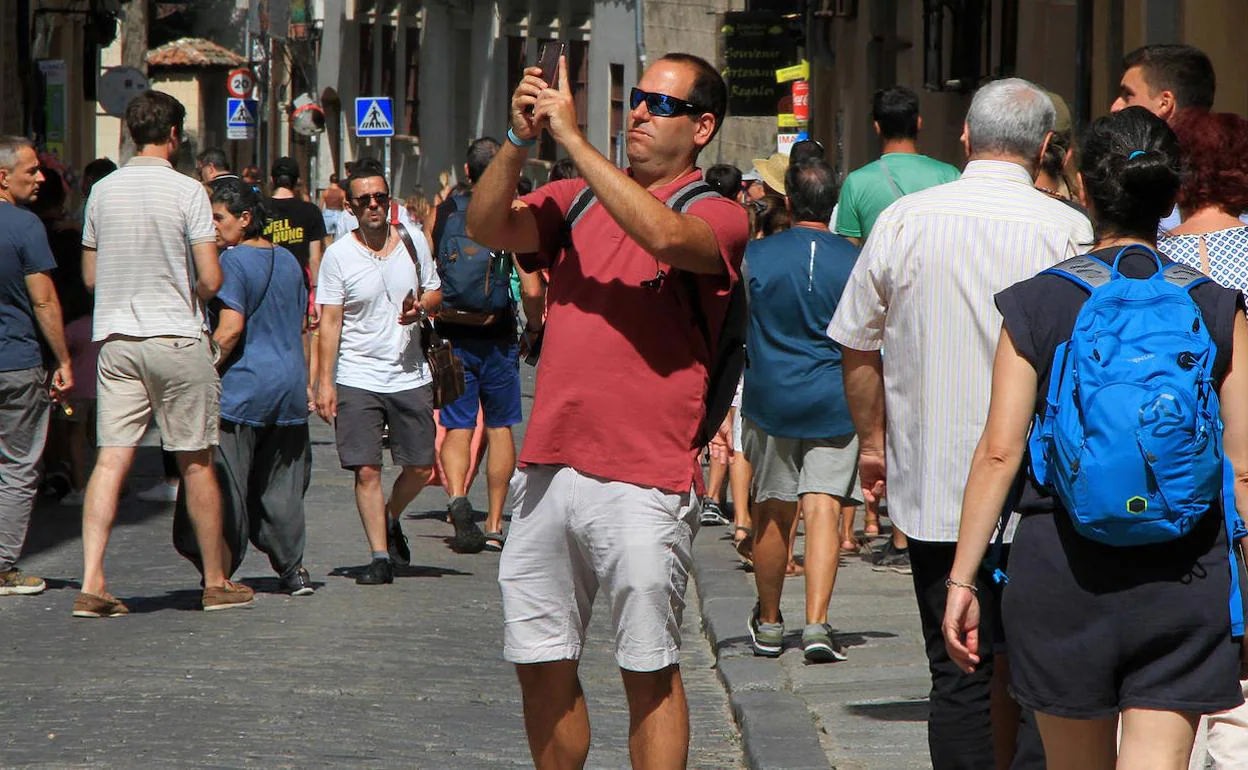 Un turista fotografía la Catedral en la calle Marqués del Arco en las primeras horas del puente festivo. 