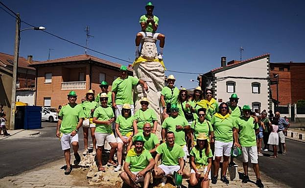 Quintos nacidos en el 1971 y 1972, tras imponer la pañoleta a la estatua del Rey Wamba.