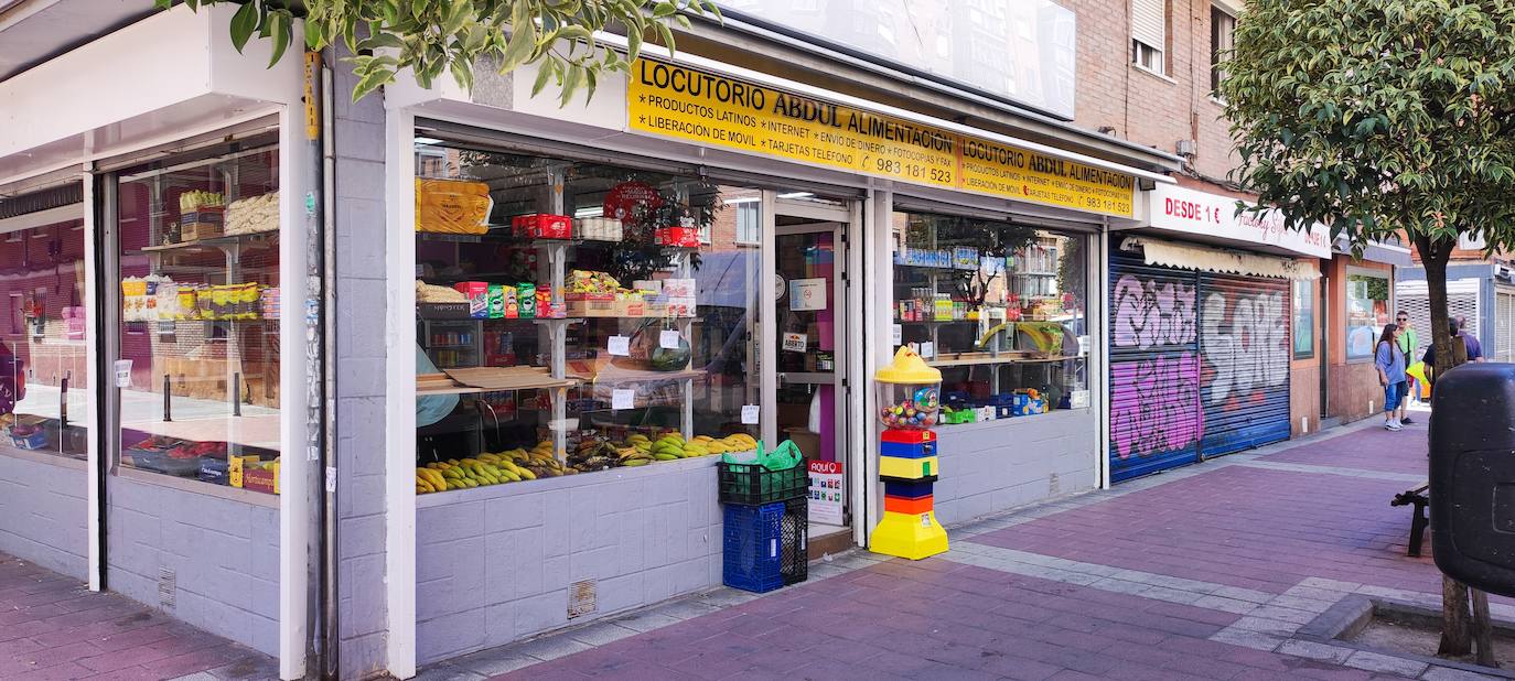 Tienda de alimentación en la que el detenido compró una botella de agua antes de ser arrestado en la esquina del fondo de la fotografía.