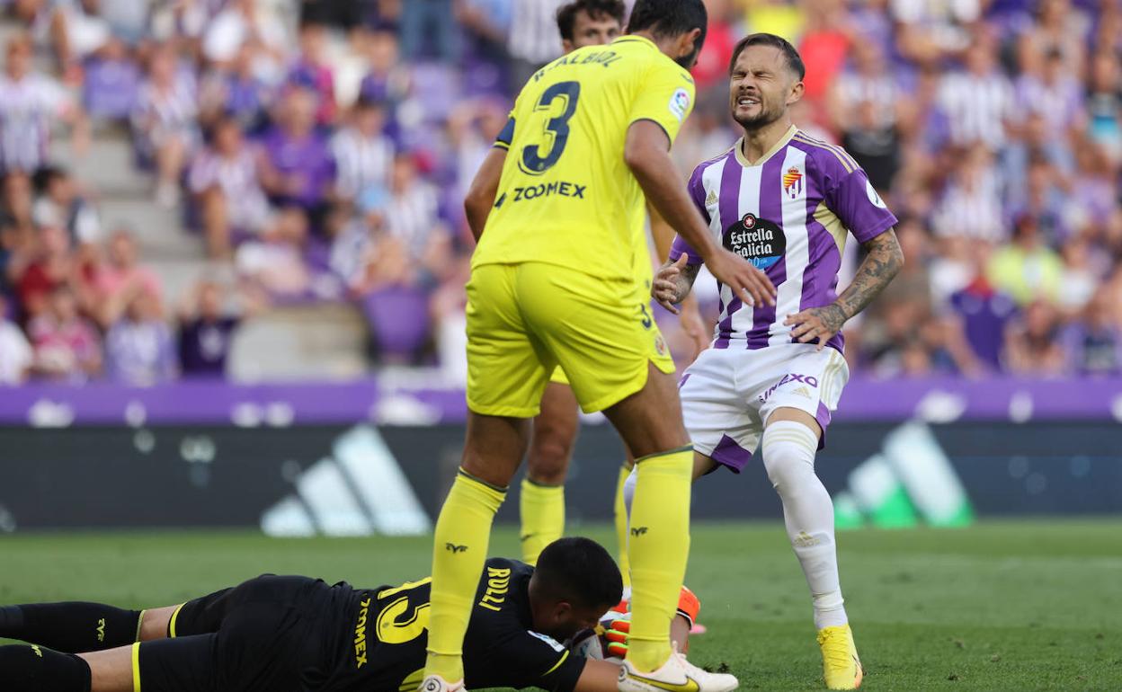 Iván Sánchez, que disputó ante el Villarreal su primer encuentro en Primera, se lamenta tras fallar una ocasión el sábado. 