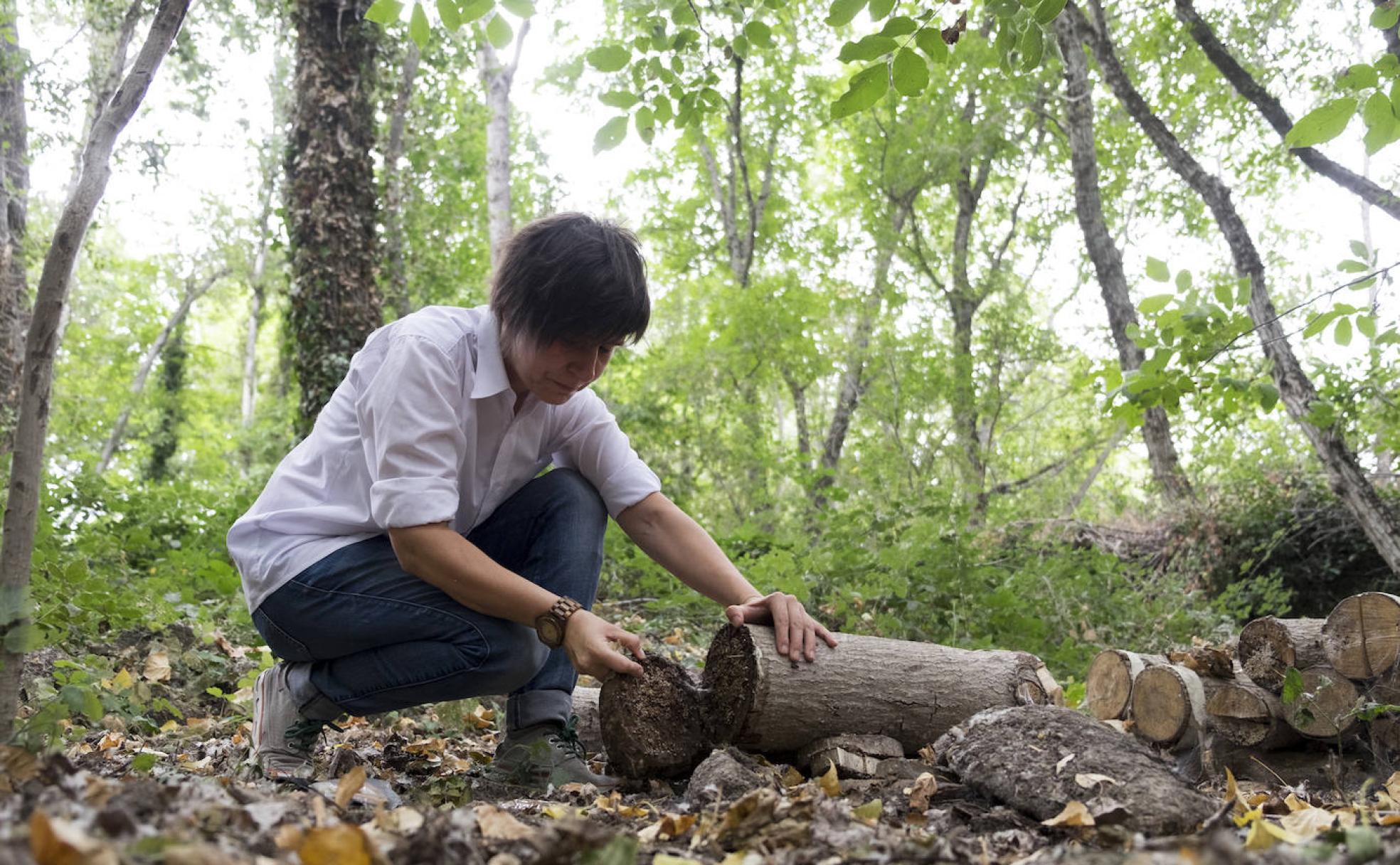 Encarna Redonde en un bosque de Puerto de Béjar, donde desarrolla su proyecto