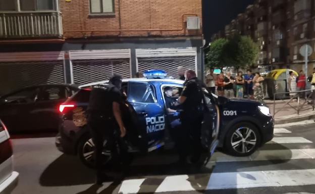 Los vecinos de la calle Góngora: «No pararon de llegar policías hasta que oímos 'no te muevas, estás detenido'»