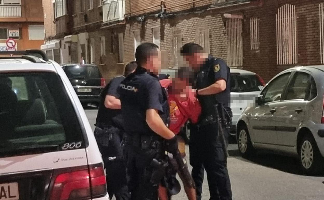 La Policía Nacional detiene a un hombre en la calle Góngora de la Rondilla. 