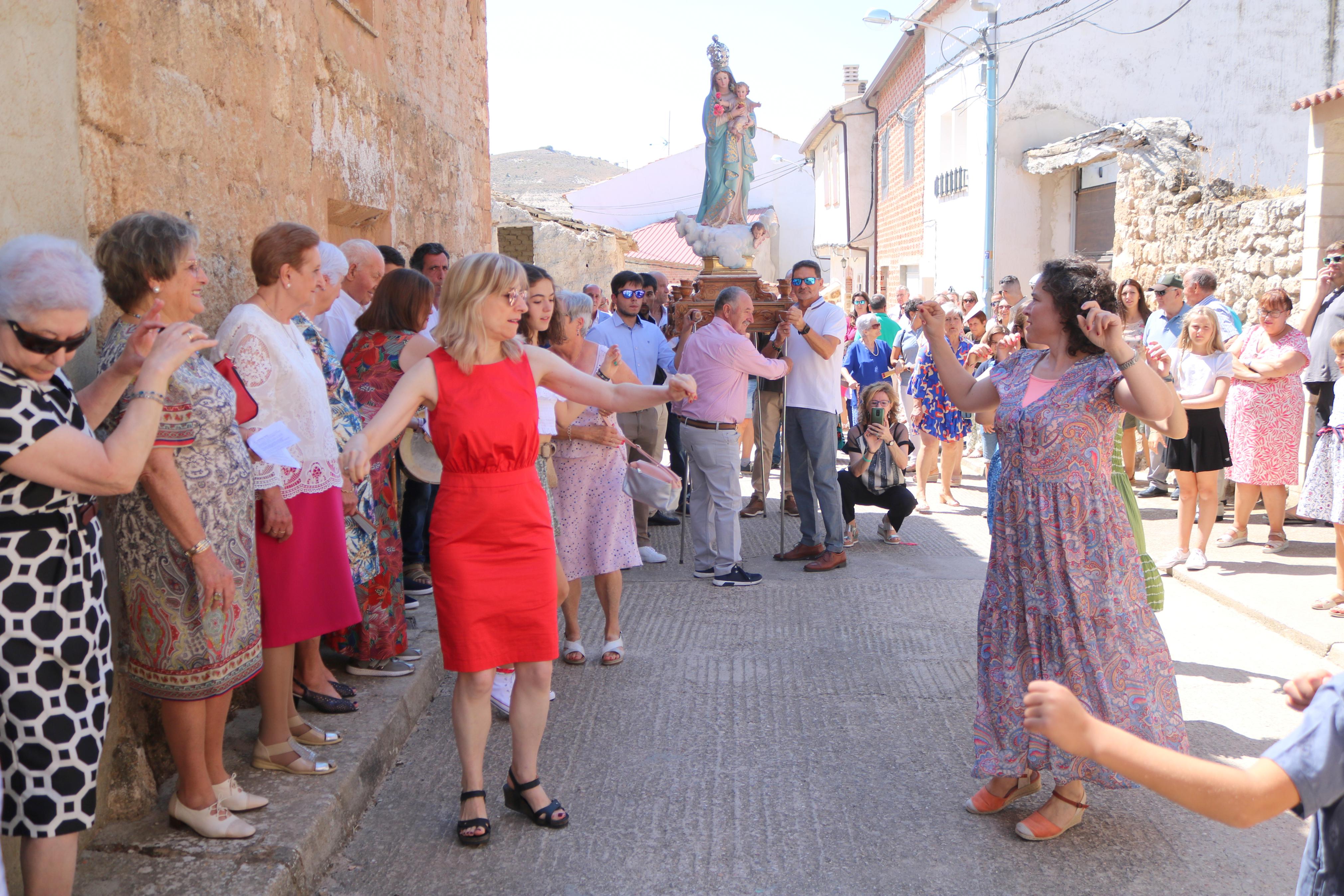 Villaconancio honra a su Patrona con la Jota de los Labradores