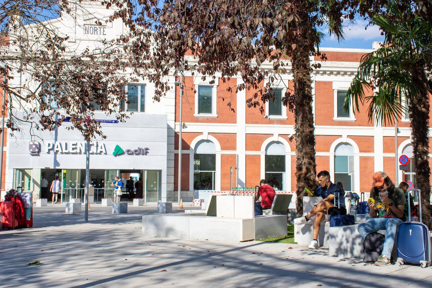 Usuarios de tren esperan en Los Jardinillos, frente a la Estación a la llegada del autobús. 