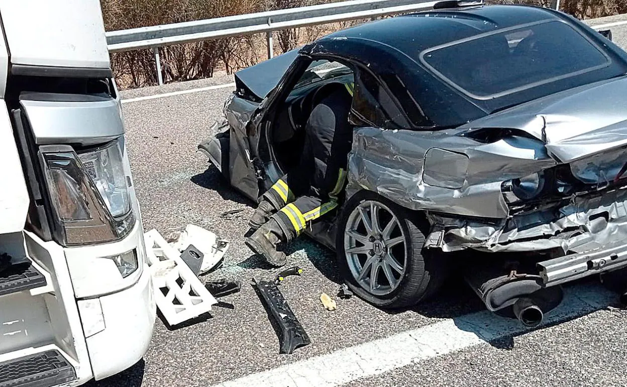 Un herido en la colisión entre un turismo y un camión en la A-231 en El Burgo Ranero