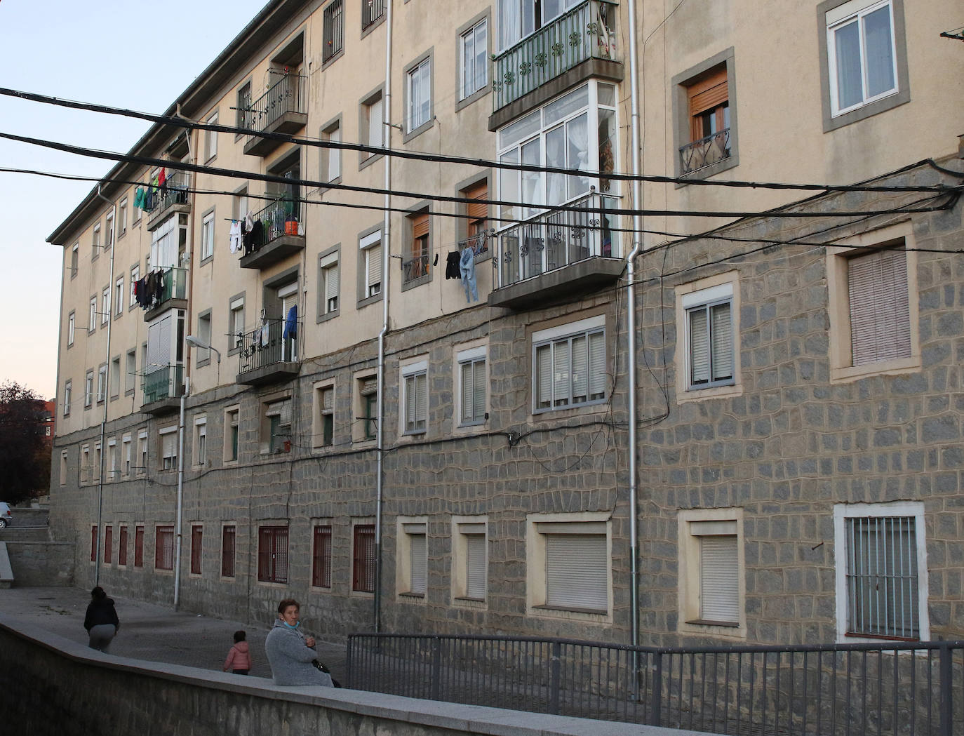 Bloque de viviendas con más de cuarenta años de antigüedad.