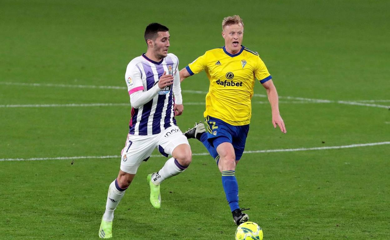 Sergi Guardiola avanza con el balón ante Jens Jonsson, en el Cádiz-Real Valladolid de la temproada 2020-2021