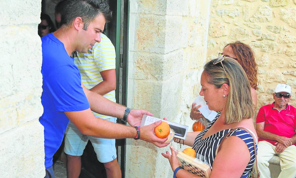 Reparto de pan con chocolate y naranja en Herrera de Valdecañas. 