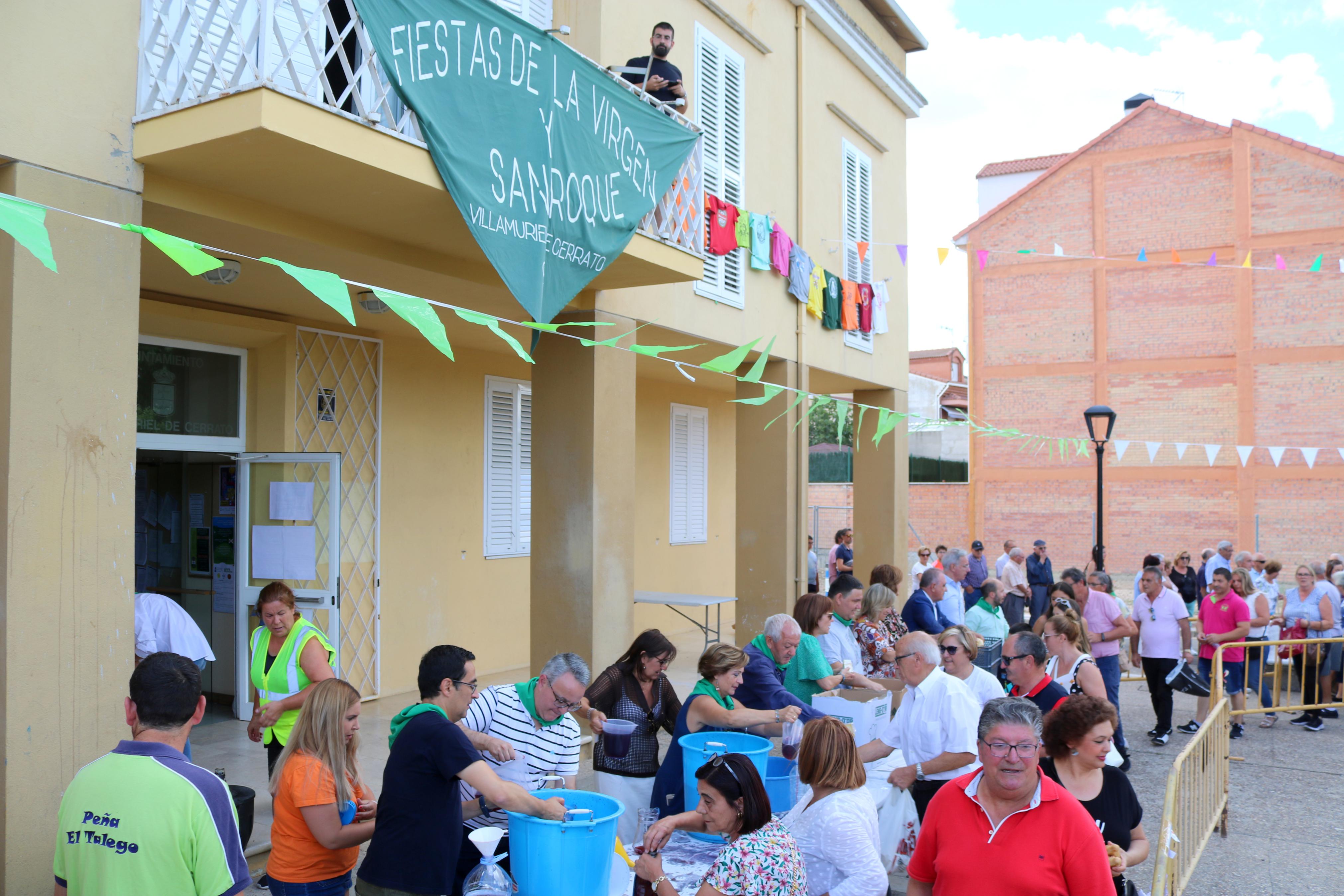 Villamuriel de Cerrato se mantiene fiel a la tradición con el reparto de pan, queso y vino