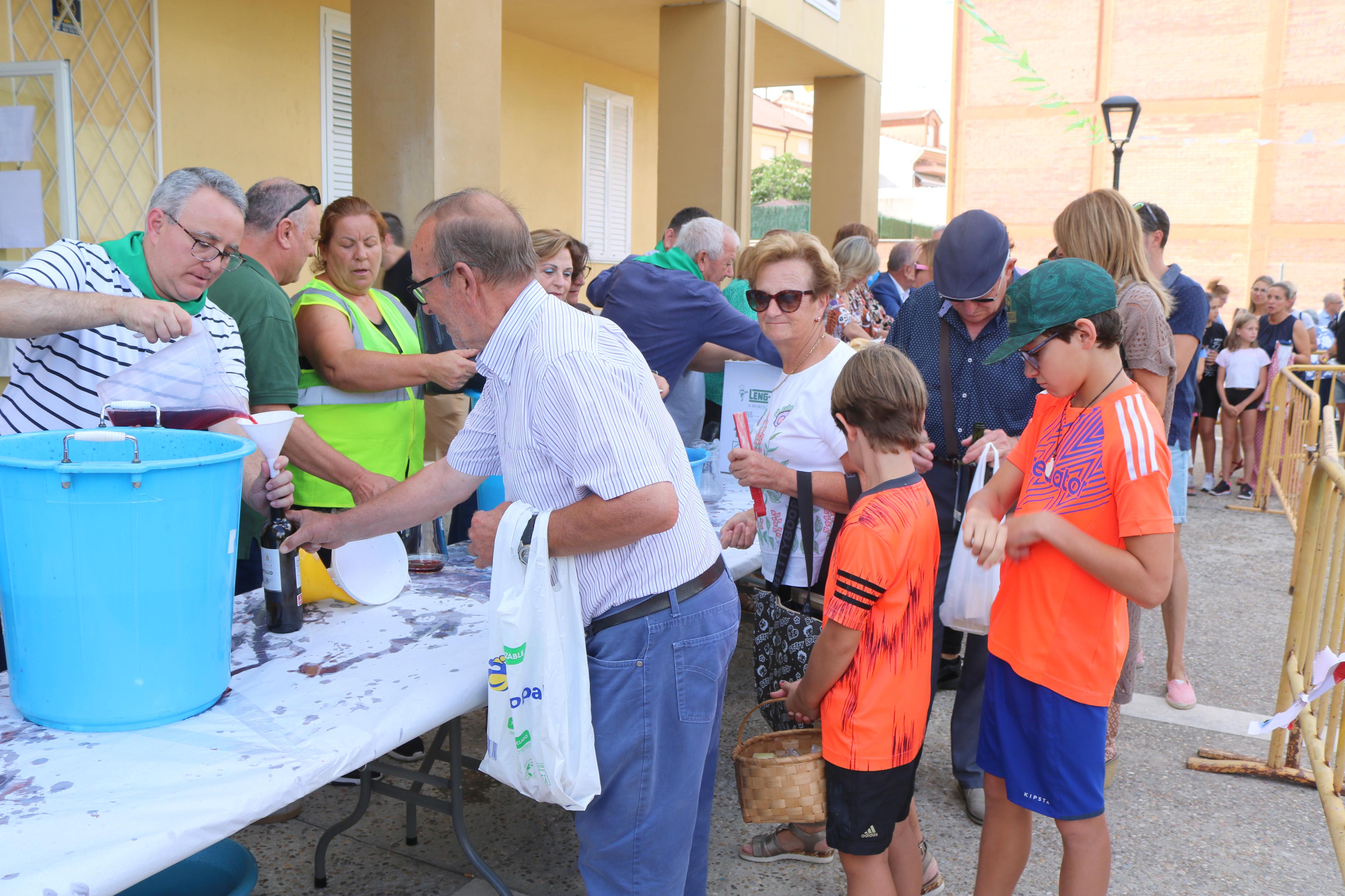 Villamuriel de Cerrato se mantiene fiel a la tradición con el reparto de pan, queso y vino