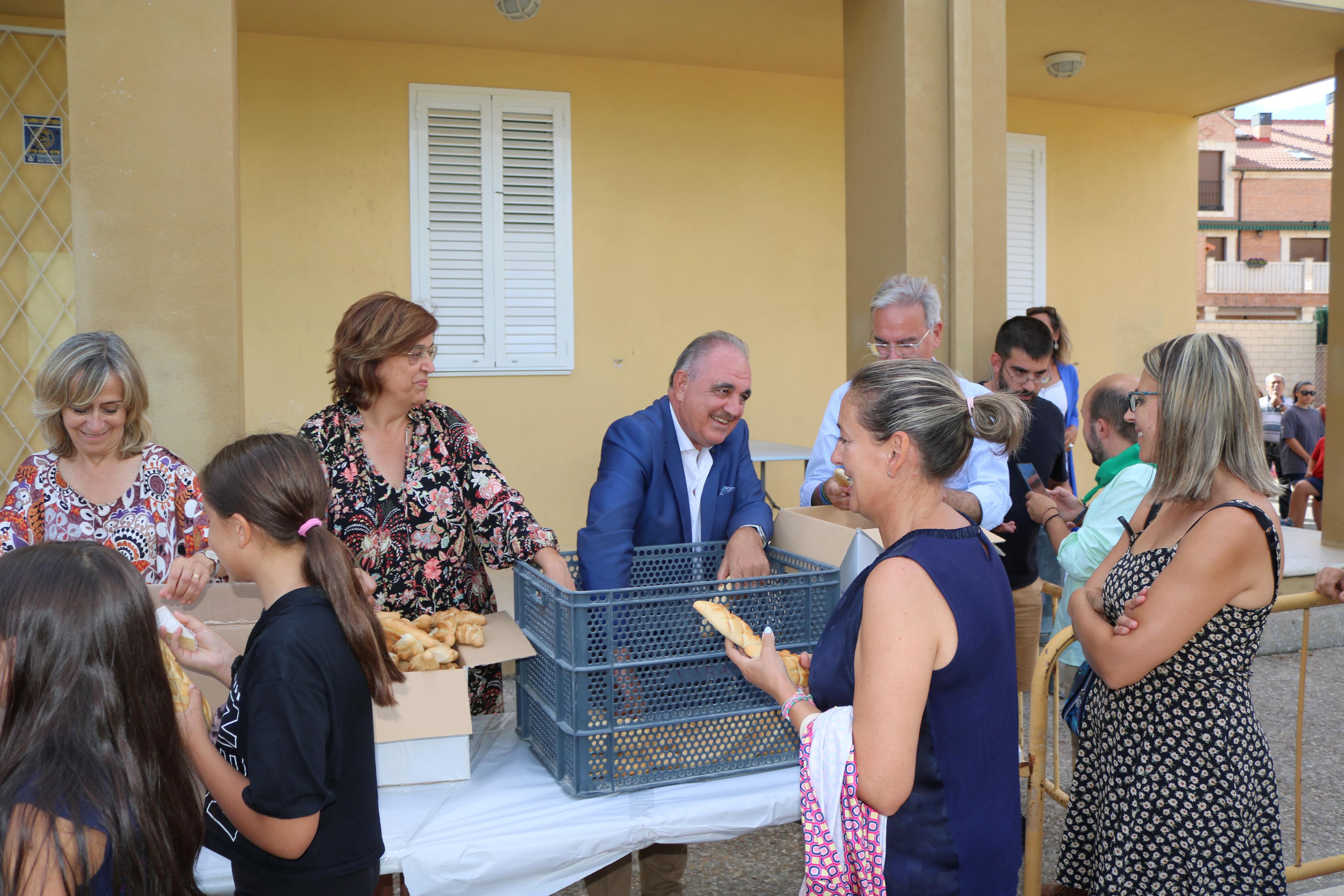 Villamuriel de Cerrato se mantiene fiel a la tradición con el reparto de pan, queso y vino