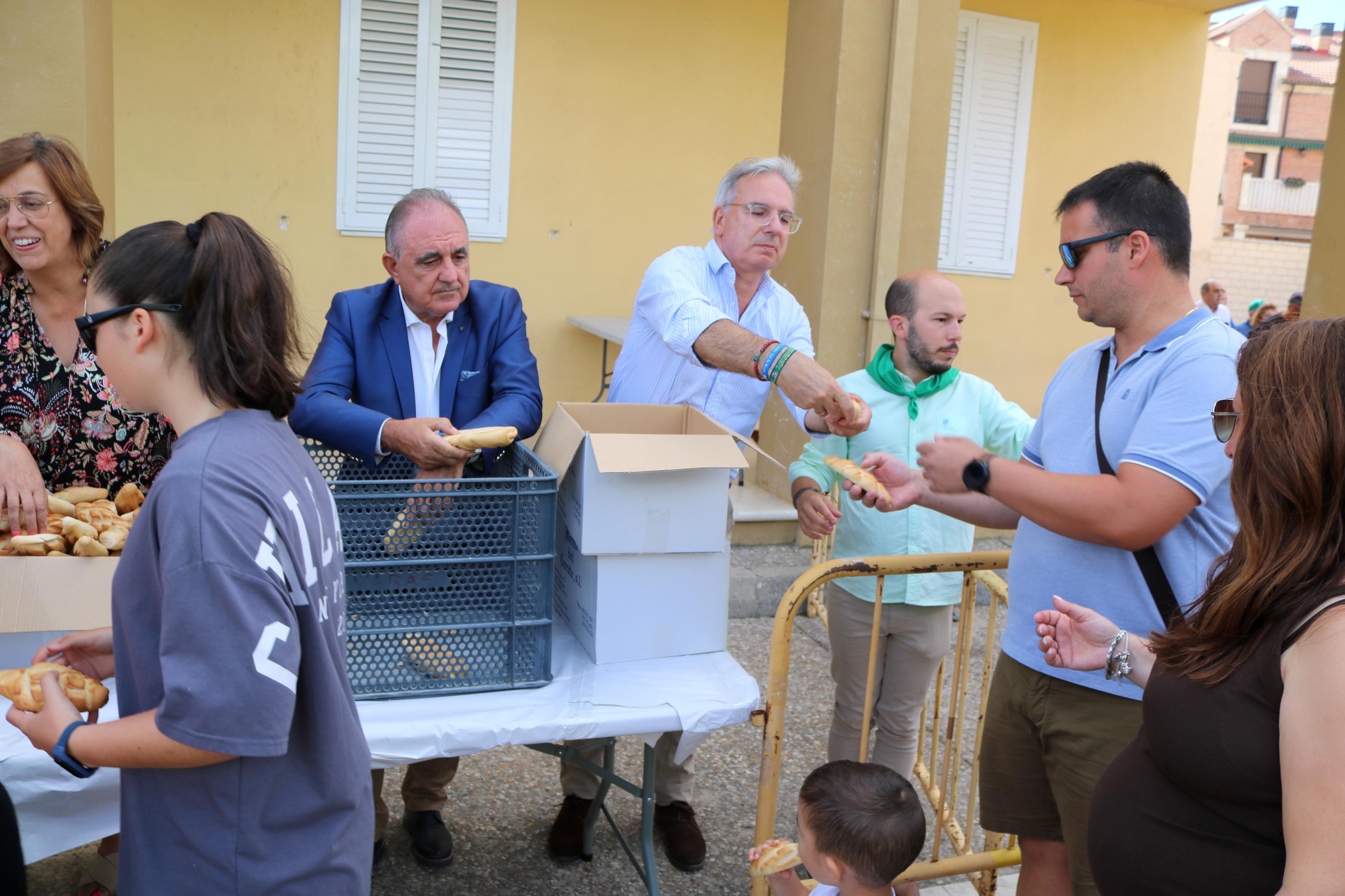 Villamuriel de Cerrato se mantiene fiel a la tradición con el reparto de pan, queso y vino