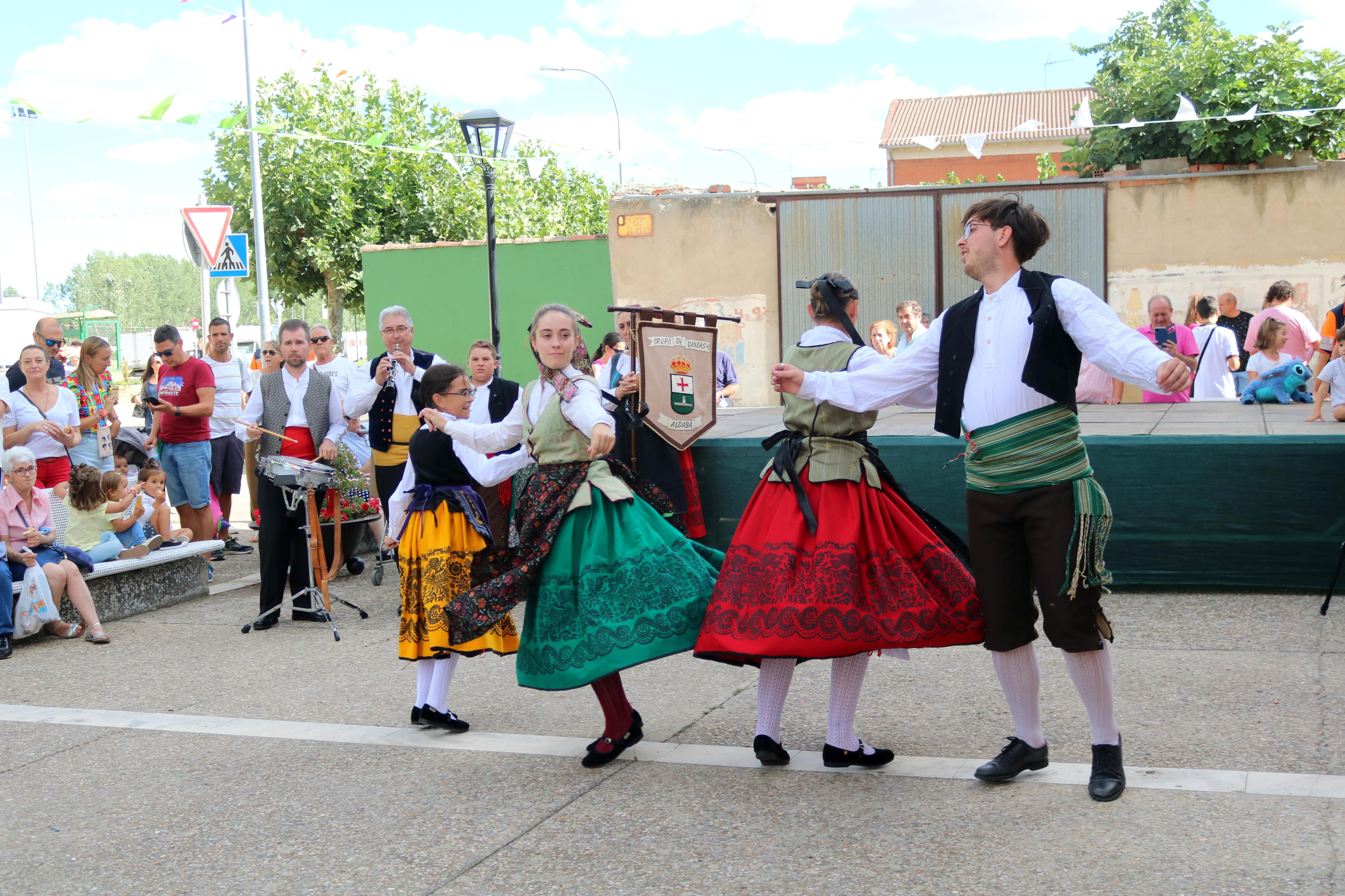 Villamuriel de Cerrato se mantiene fiel a la tradición con el reparto de pan, queso y vino