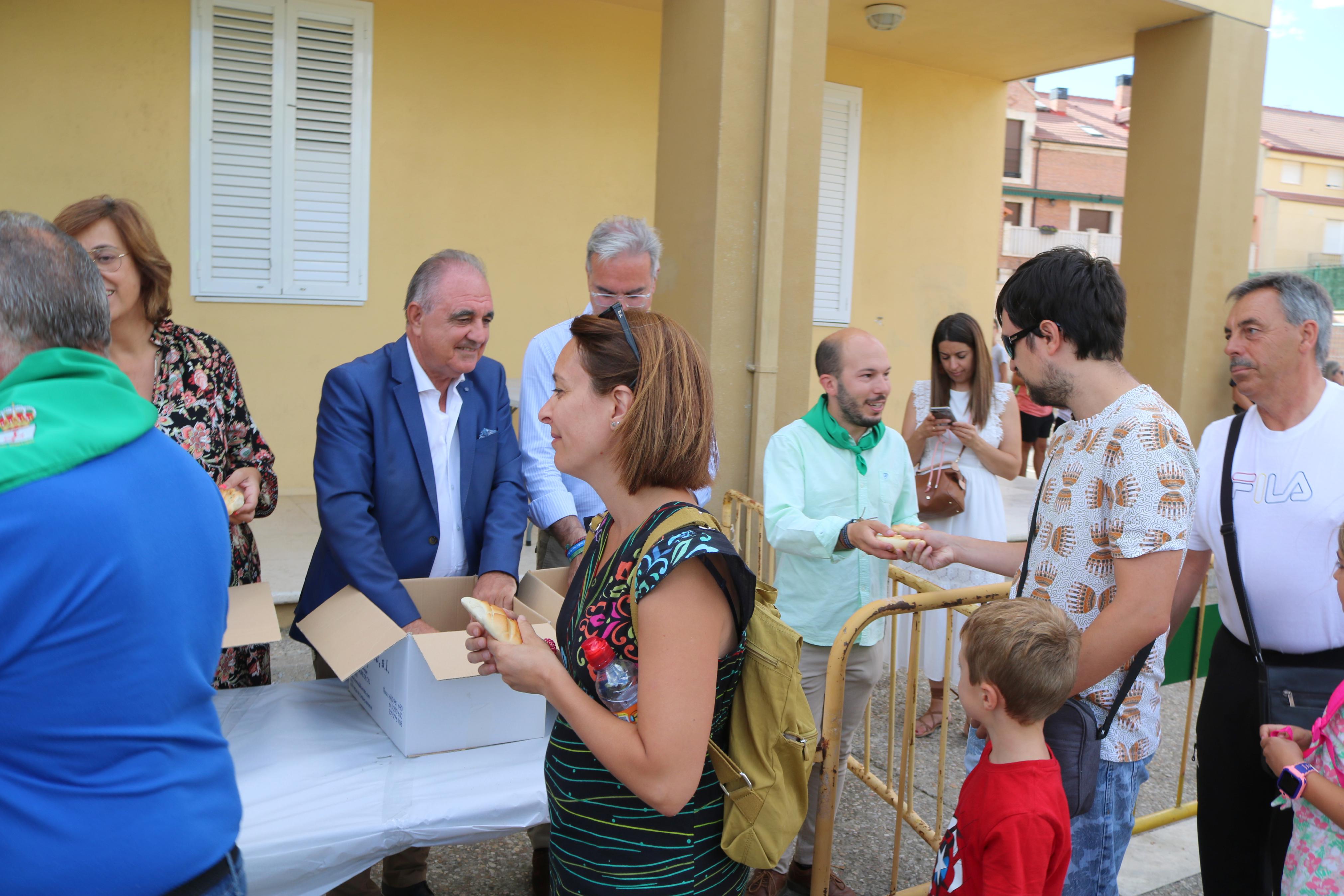 Villamuriel de Cerrato se mantiene fiel a la tradición con el reparto de pan, queso y vino