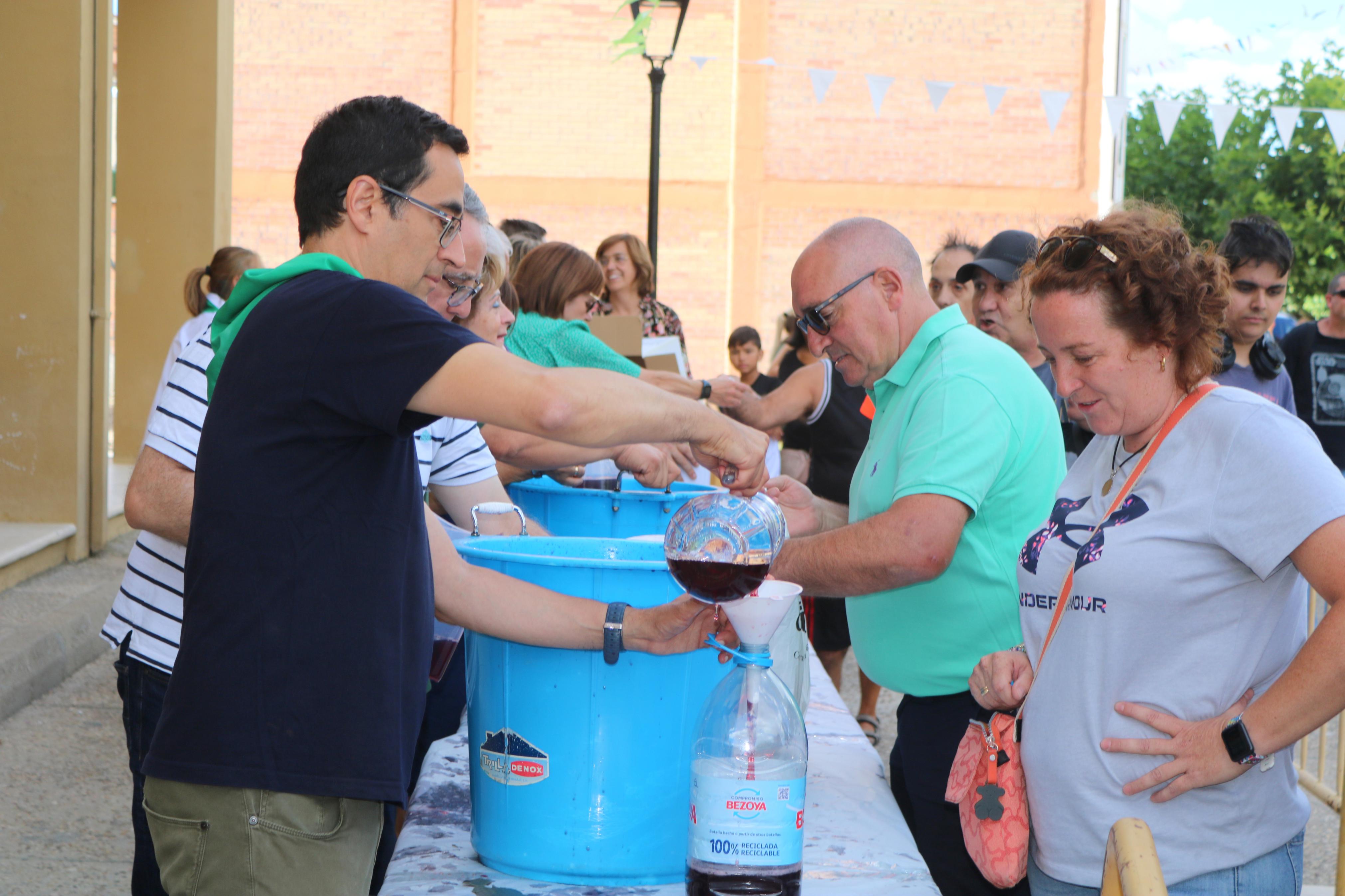 Villamuriel de Cerrato se mantiene fiel a la tradición con el reparto de pan, queso y vino