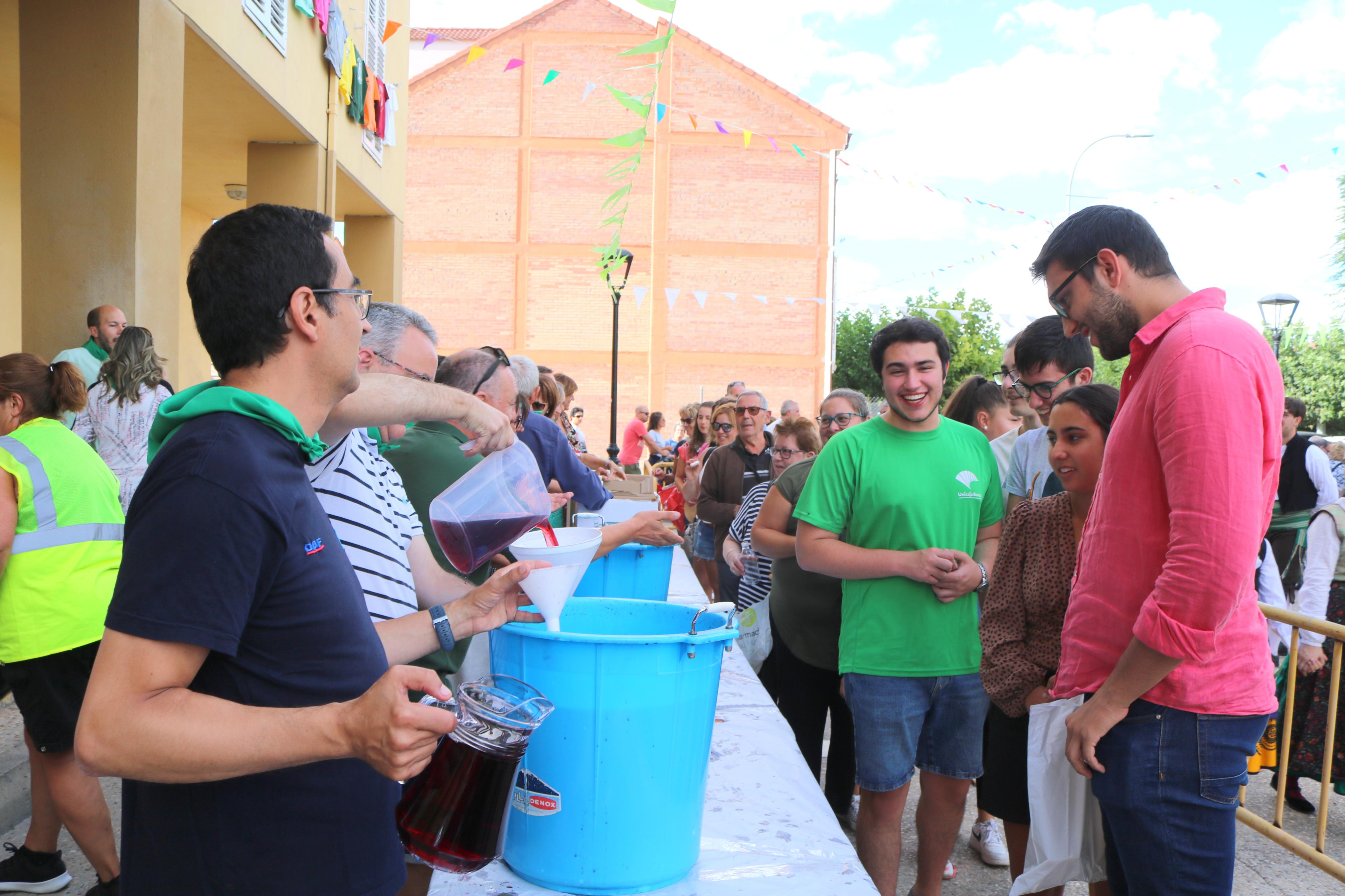 Villamuriel de Cerrato se mantiene fiel a la tradición con el reparto de pan, queso y vino