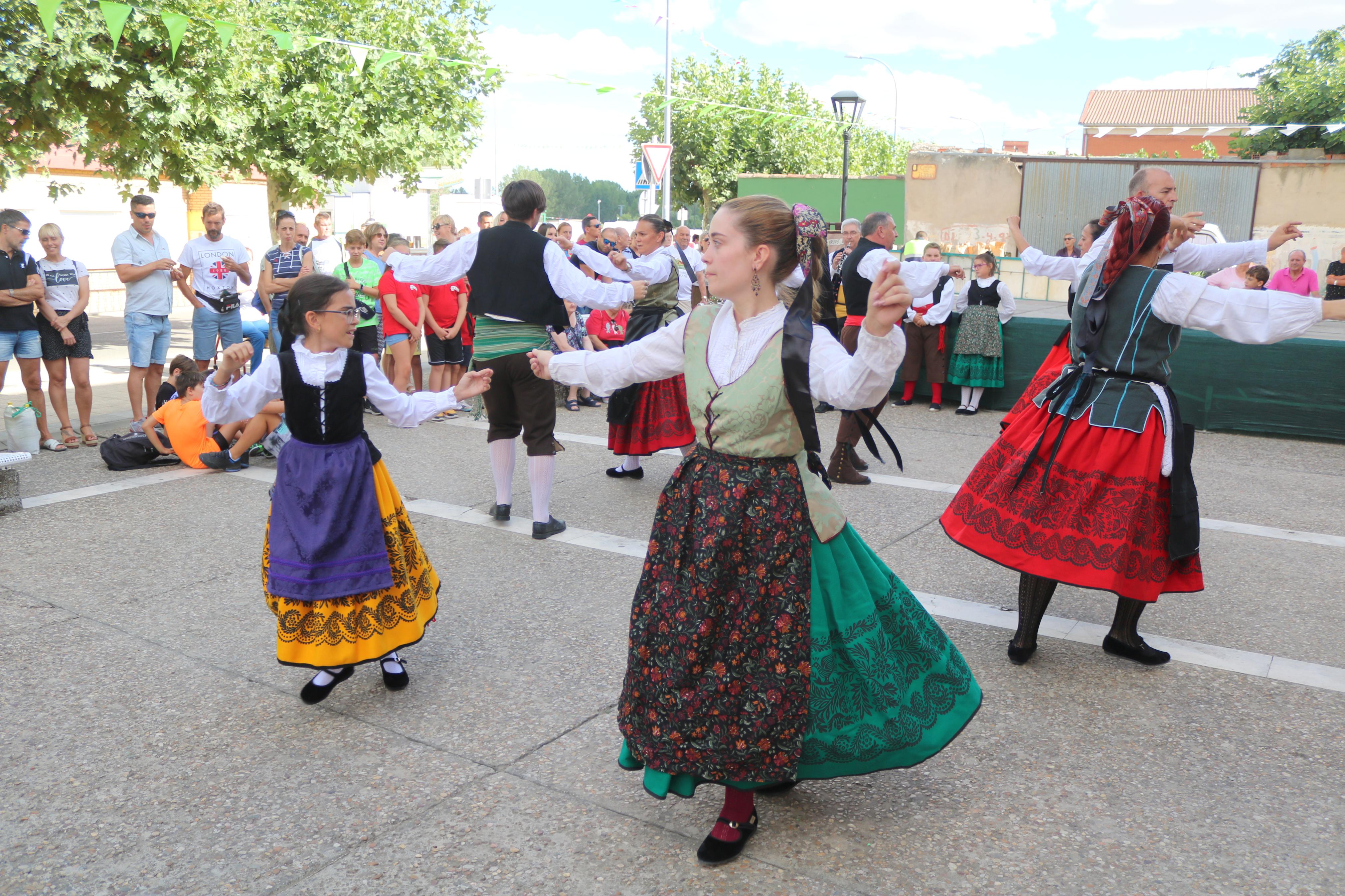 Villamuriel de Cerrato se mantiene fiel a la tradición con el reparto de pan, queso y vino