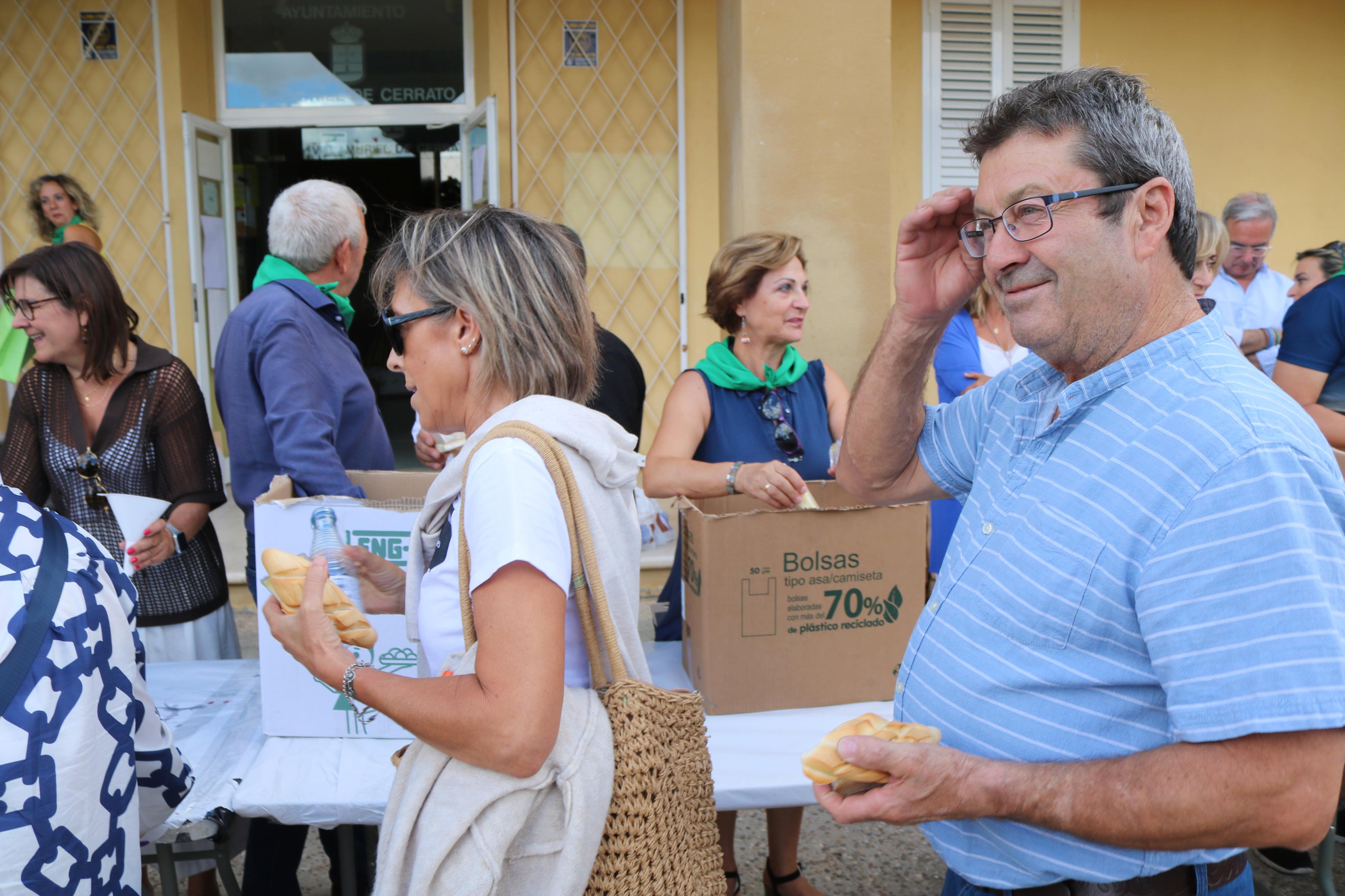 Villamuriel de Cerrato se mantiene fiel a la tradición con el reparto de pan, queso y vino