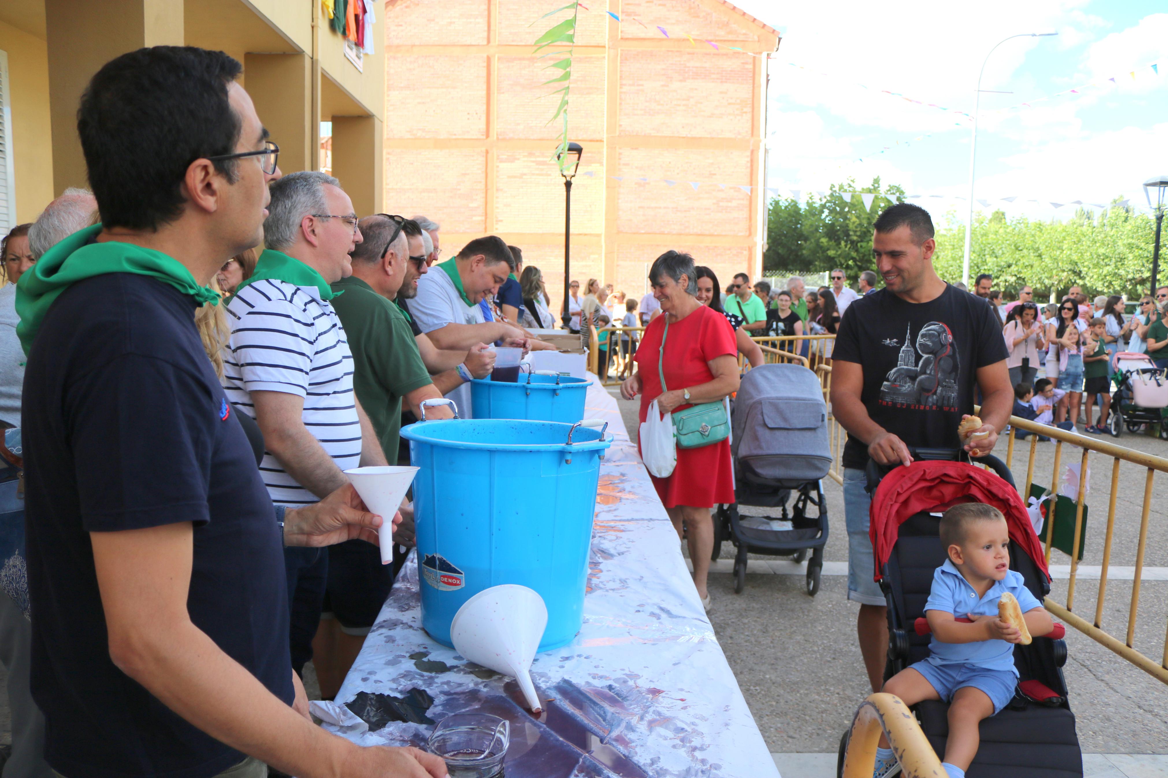 Villamuriel de Cerrato se mantiene fiel a la tradición con el reparto de pan, queso y vino