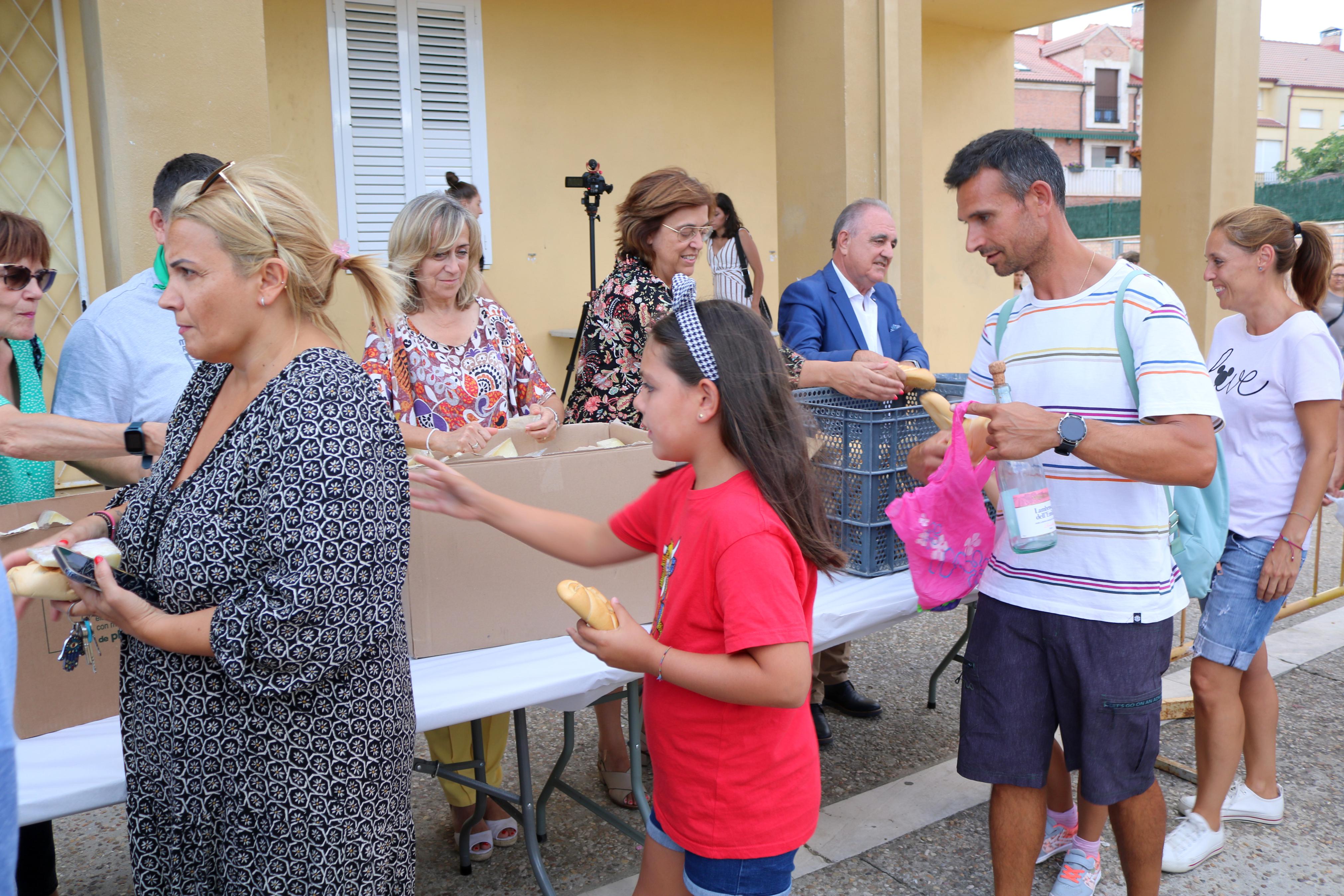 Villamuriel de Cerrato se mantiene fiel a la tradición con el reparto de pan, queso y vino