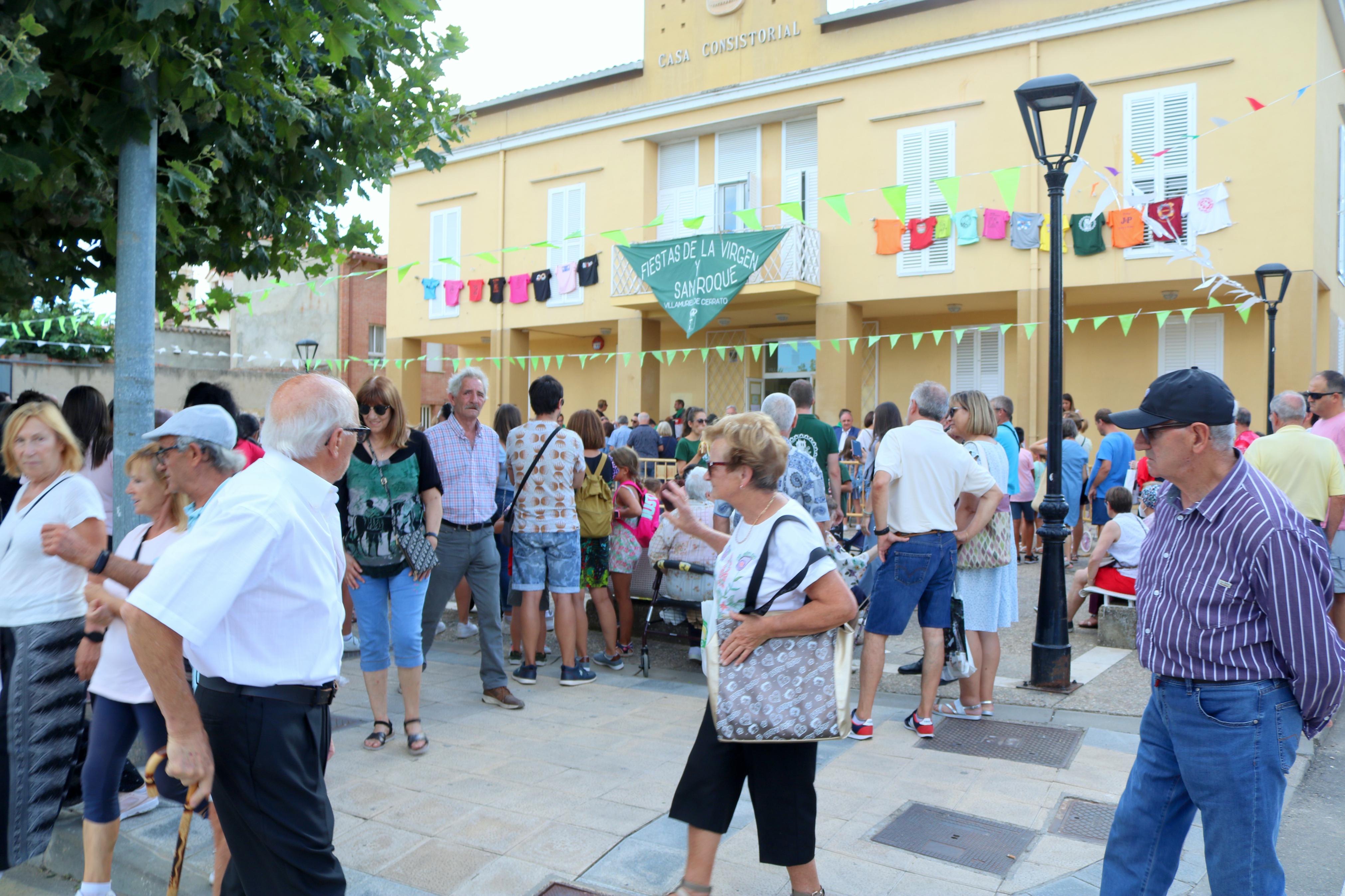 Villamuriel de Cerrato se mantiene fiel a la tradición con el reparto de pan, queso y vino