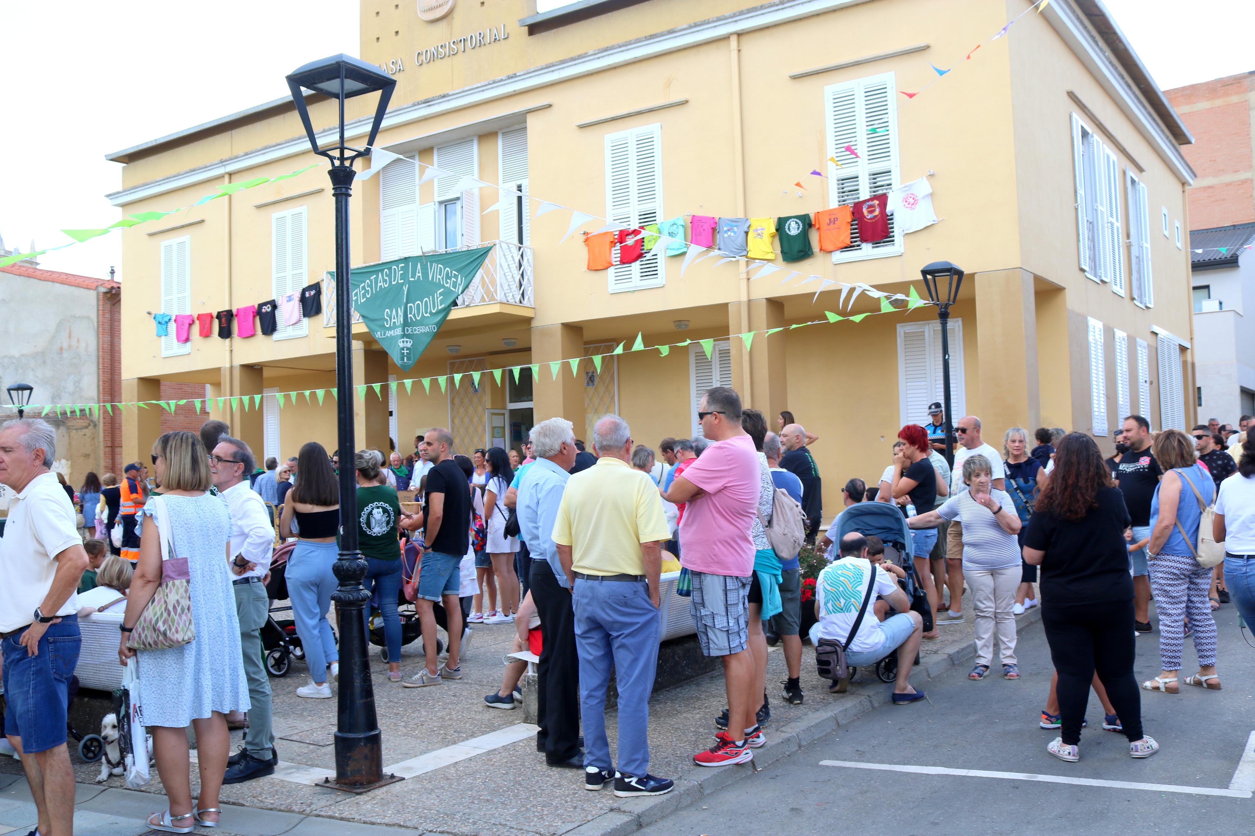 Villamuriel de Cerrato se mantiene fiel a la tradición con el reparto de pan, queso y vino